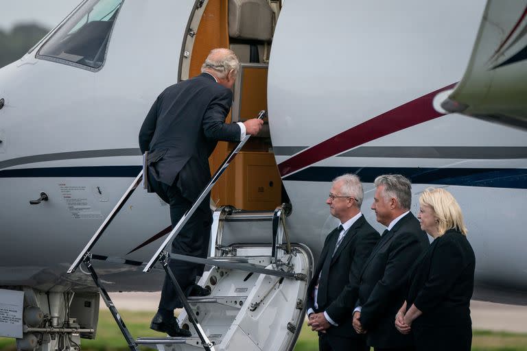 El rey Carlos III de Gran Bretaña sube a su avión en el aeropuerto de Aberdeen para viajar a Londres el 9 de septiembre de 2022, tras la muerte de su madre, la reina Isabel II el día anterior.