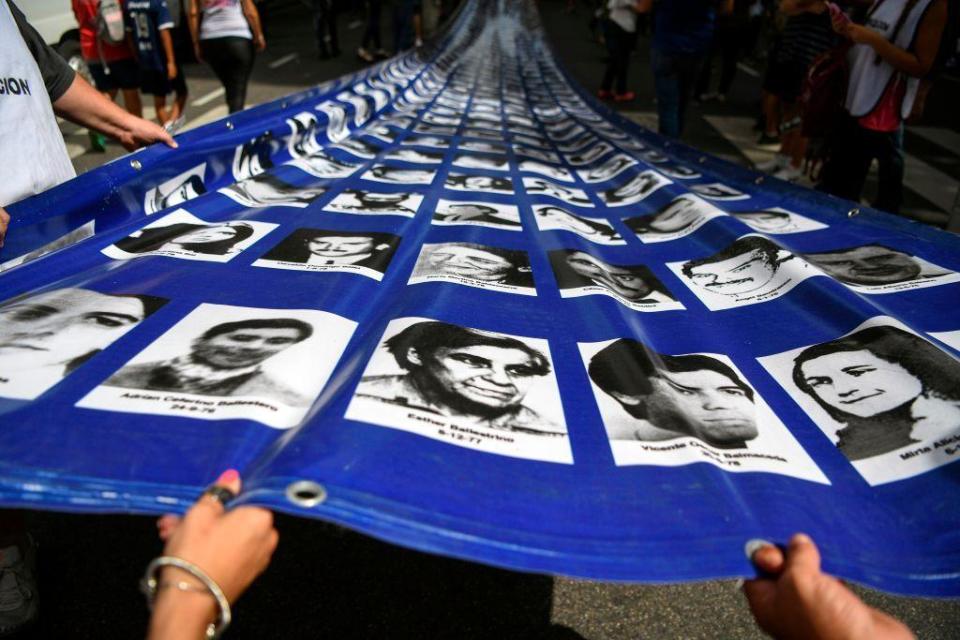 Pancartas con fotografías de desaparecidos entre 1976 y 1983 durante una manifestación en Argentina en 2018. 