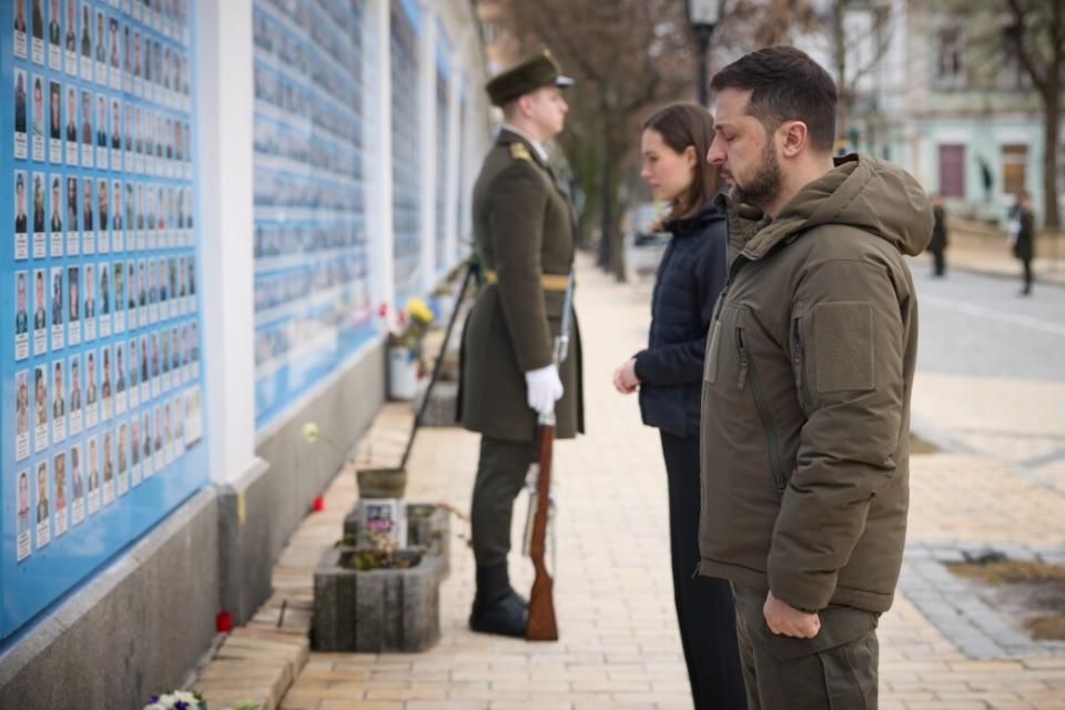 Präsident Selenskyj und Premierministerin Sanna Marin gedenken den Opfern der Krieges (Photo by Ukrainian Presidency / Handout/Anadolu Agency via Getty Images)