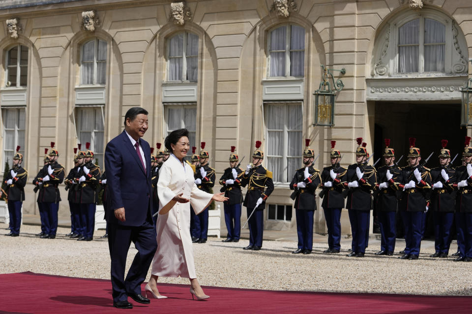 China's President Xi Jinping and wife Xi Jinping 's wife Peng Liyuan arrive at the Elysee Palace, Monday, May 6, 2024 in Paris. China's President Xi Jinping is in France for a two-day state visit that is expected to focus both on trade disputes and diplomatic efforts to convince Beijing to use its influence to move Russia toward ending the war in Ukraine. (AP Photo/Thibault Camus)
