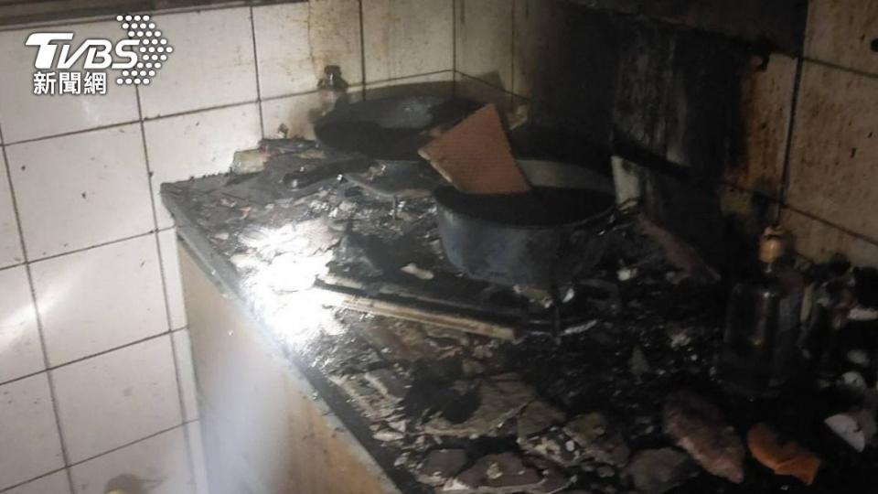廚房燒到整片焦黑。（圖／TVBS）