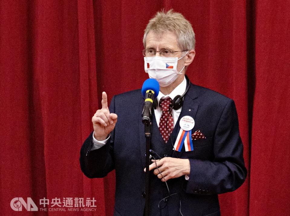 捷克參議院議長維特齊（Miloš Vystrčil）31日前往政治大學發表專題演講，回應媒體相關提問，全程皆配戴印有捷克與中華民國國旗圖樣的口罩。 