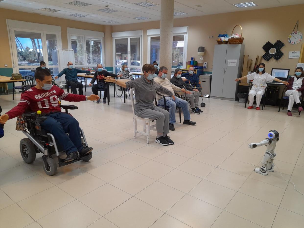 <span class="caption">Usuarios del Centro de Día de la Fundación Instituto San José (Madrid) realizando sesiones grupales con el robot Inrobics Rehab.</span> <span class="attribution"><span class="source">Inrobics Social Robotics</span>, <span class="license">Author provided</span></span>