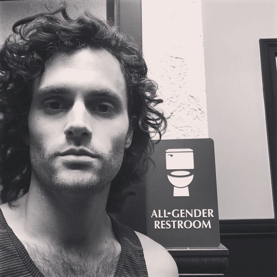 <p>Ce rôle lui a également valu diverses nominations aux Teen Choice Awards. La même année, Penn Badgley a été désigné “Homme vivant le plus sexy” par le magazine People. Crédit photo : Instagram pennbadgley </p>