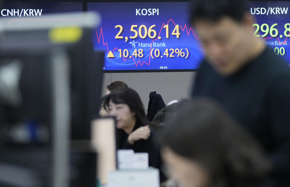 Currency traders work near the screen showing the Korea Composite Stock Price Index (KOSPI) at the foreign exchange dealing room of the KEB Hana Bank headquarters in Seoul, South Korea, Tuesday, Nov. 28, 2023. Shares were mixed in Asia on Tuesday after Wall Street benchmarks edged lower as investors waited for updates on inflation and how American consumers are feeling about the economy.(AP Photo/Ahn Young-joon)