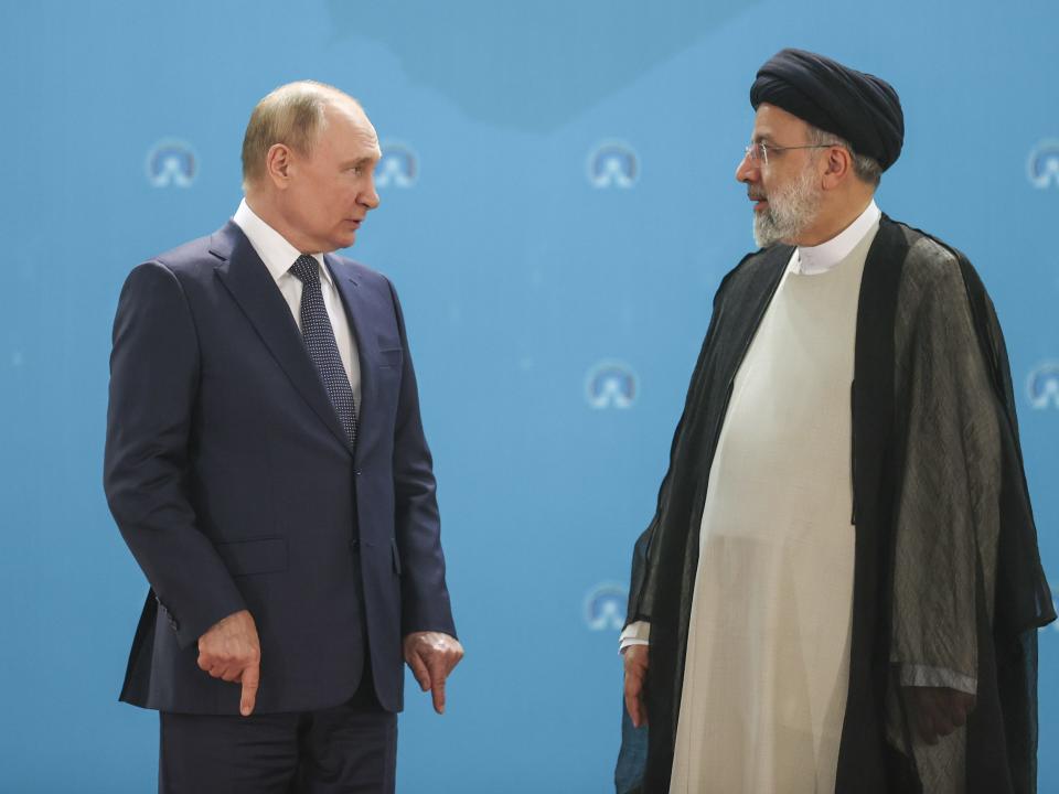 Russian President Vladimir Putin (L) with Iranian President Ebrahim Raisi (R)