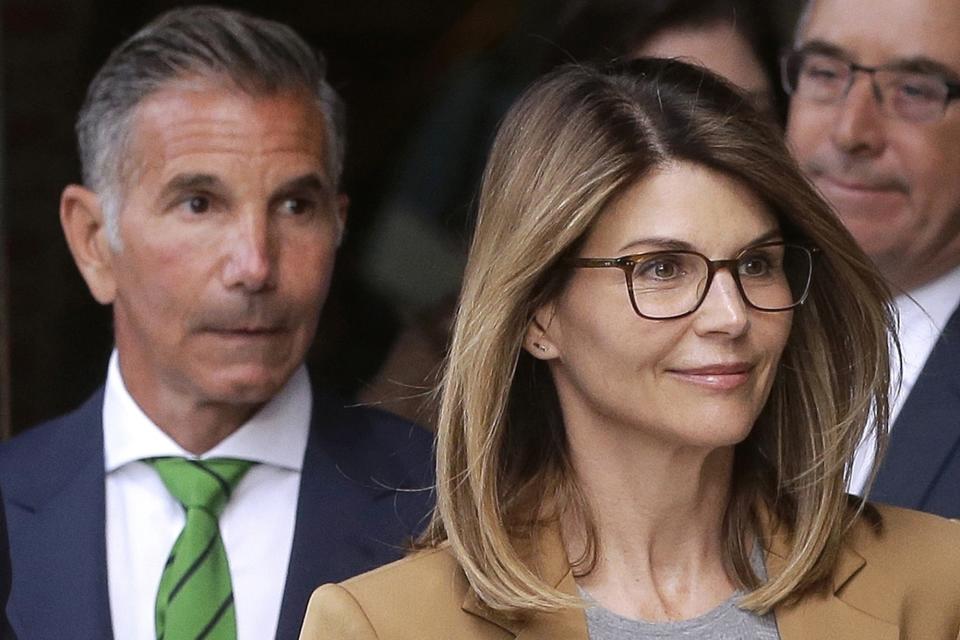 En esta foto del 3 de abril de 2019, la actriz Lori Loughlin y su esposo, el diseñador de modas Mossimo Giannulli, a la izquierda, salen de la corte federal en Boston tras una audiencia en el escándalo nacional de sobornos a universidades. Loughlin y Giannulli se declararon culpables y acordaron pasar un tiempo en prisión el 22 de mayo de 2020 por pagar 500.000 dólares para que sus dos hijas fueran admitidas a la Universidad del Sur de California como miembros del equipo de remo, aun cuando ninguna practicaba ese deporte. (Foto AP/Steven Senne, archivo)