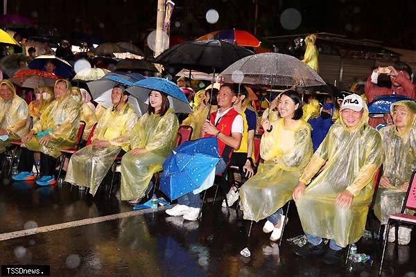 全國城隍爺埔里大會師賀壽晚會，縣長許淑華偕立委馬文君、副議長潘一全偕眾冒雨全程參與同慶「城隍爺生」。（記者蔡榮宗攝）