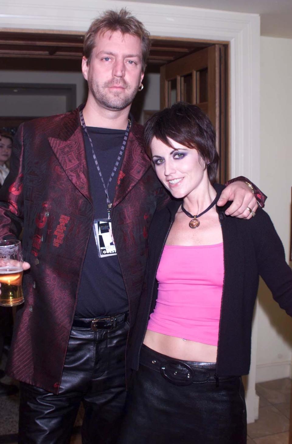 <p>Auch privat lief es für Dolores O’Riordan in den 90ern gut. 1994 heiratete sie Don Burton und brachte drei gemeinsame Kinder auf die Welt: Dakota Rain, Molly Leigh und Taylor Baxter sind heute 12, 16 und 20 Jahre alt. (Foto: Rex) </p>