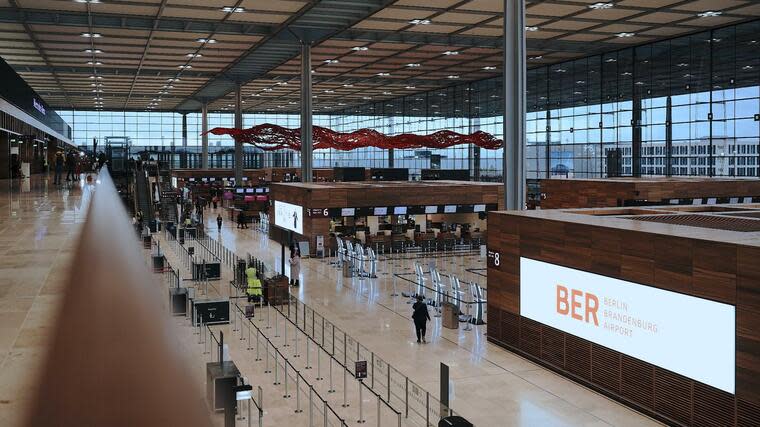 Blick ins Terminal 1: Die Schalter stehen anders als etwa in Frankfurt und Düsseldorf nicht am Rand der Halle, sondern in der Mitte – und damit im Weg. Foto: dpa