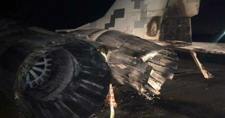 米格戰機因為車禍產生嚴重的毀損。（圖／翻攝自推特）