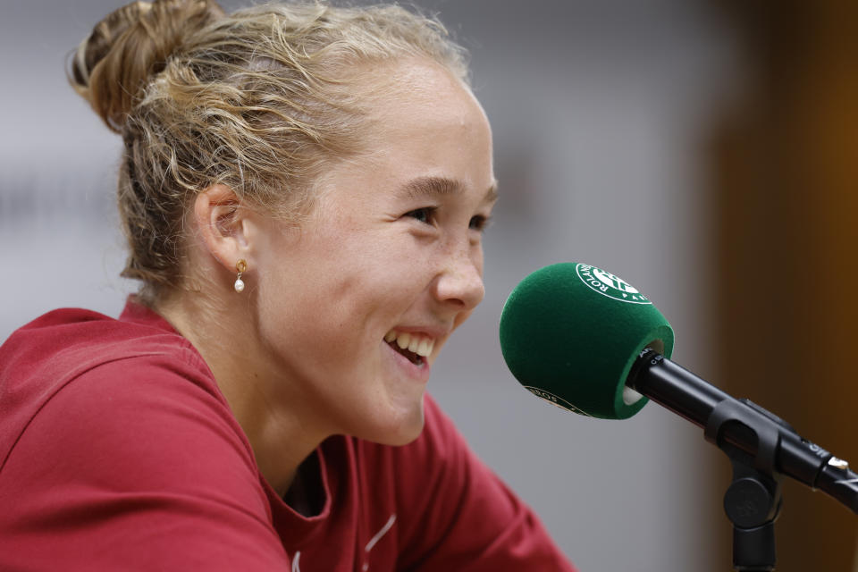 Mirra Andreeva durante una rueda de prensa tras ganar su partido de la segunda ronda del Abierto de Francia, el jueves 1 de junio de 2023, en París. (AP Foto/Jean-Francois Badias)