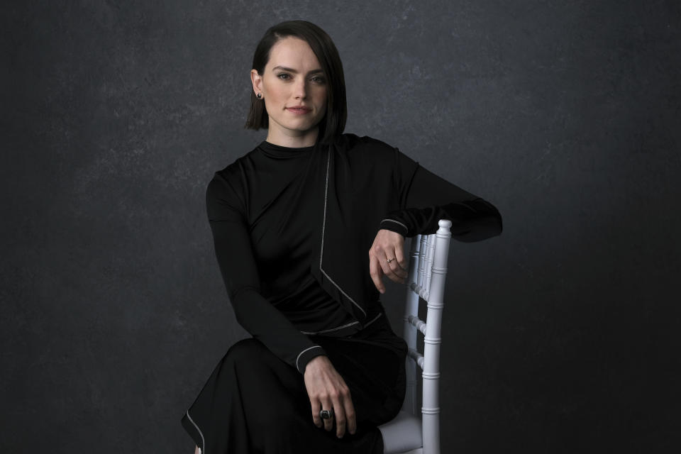 Daisy Ridley posa para una foto durante la promoción de "Star Wars: The Rise of Skywalker" el martes 3 de diciembre del 2019 en Pasadena, California. La película, que se estrena el 20 de diciembre, pone fin a una serie de nueve películas que comenzó hace 42 años. (AP Foto/Chris Pizzello)