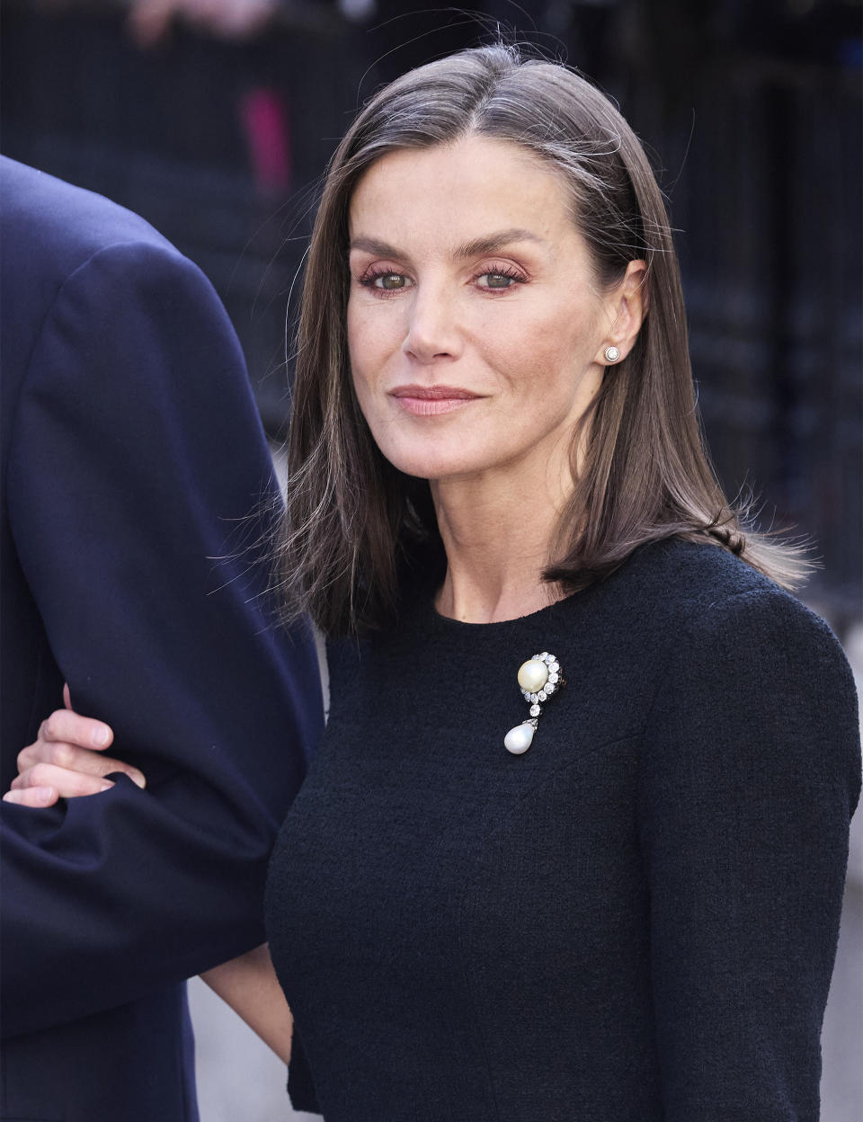 LETIZIA D'ESPAGNE ACCESSOIRISE SA TENUE D'UNE BROCHE ET DE BOUCLES D'OREILLES