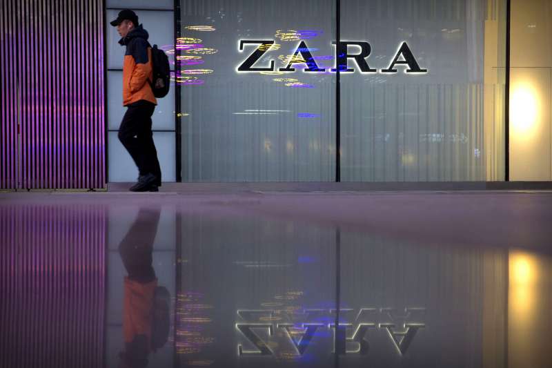 知名西班牙時裝品牌ZARA 部分香港門市在2日延後營業時間，被外界解讀為響應香港當日再次發起的「三罷行動」，當日晚間於微博發布聲明否認。（AP）