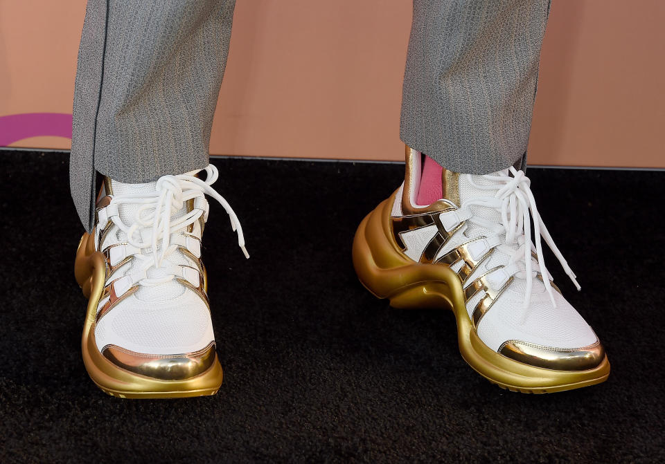 Sus zapatillas deportivas hacían juego con el oro de su dentadura y parecían venir del futuro. Las combinó con unos calcetines rosas. (Foto: Gregg DeGuire / Getty Images)