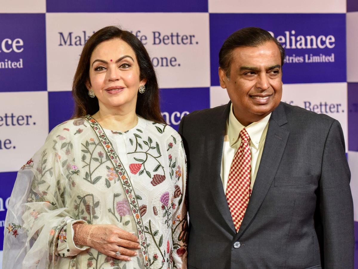 Where did Nita and Mukesh Ambani live before they moved to Antilia?