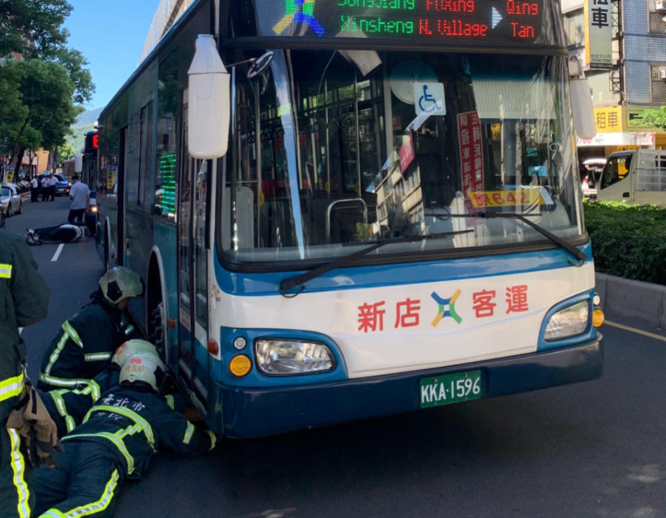 女騎士遭撞後，被公車捲進輪下。（圖／東森新聞）