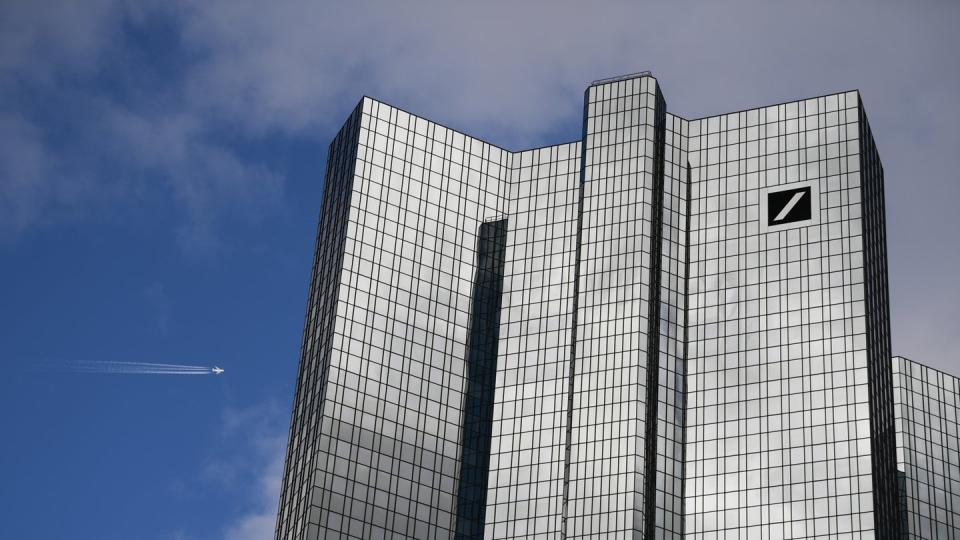 Wolken ziehen über der Zentrale der Deutschen Bank in Frankfurt hinweg. Foto: Arne Dedert