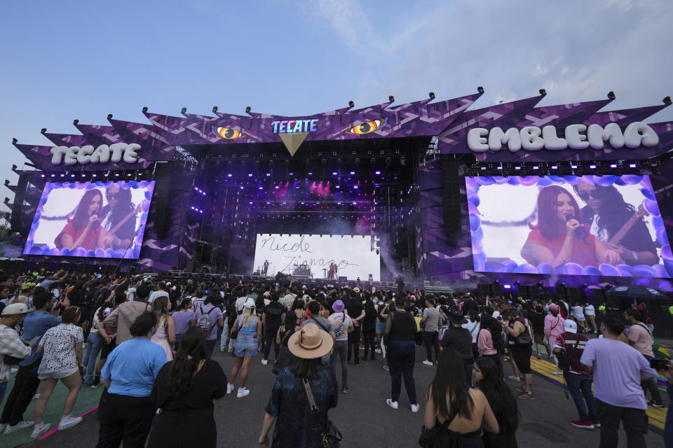 Nicole Zignago, de Perú, durante su concierto en el Festival Tecate Emblema en la Ciudad de México el viernes 17 de mayo de 2024. (Foto AP/Fernando Llano)