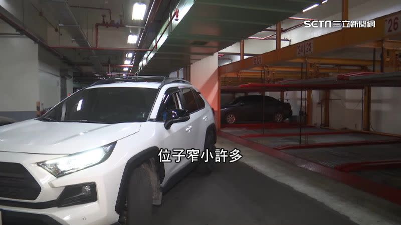 機械車格位子窄小，倒車入庫更加困難。