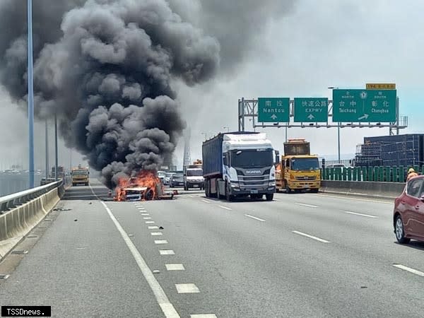 蔡男駕駛的賓士車突然衝撞清掃作業的緩撞車，瞬間起火燃燒，整輛車被大火吞噬。（記者方一成翻攝）