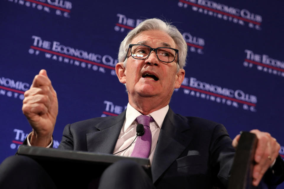 Pengerusi Rizab Persekutuan AS Jerome Powell menjawab soalan daripada David Rubenstein (tidak dalam gambar) semasa perbincangan di atas pentas pada mesyuarat The Economic Club of Washington, di Hotel Renaissance di Washington, DC, AS, 7 Februari 2023. REUTERS /Amanda Andrade-Rhoades