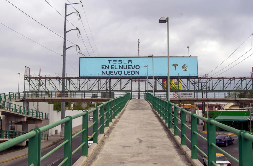 Un cartel que anuncia la llegada de Tesla en Monterrey, estado de Nuevo León, México, el 12 de marzo de 2023. Crédito: Julio César Aguilar/AFP/Getty Images.
