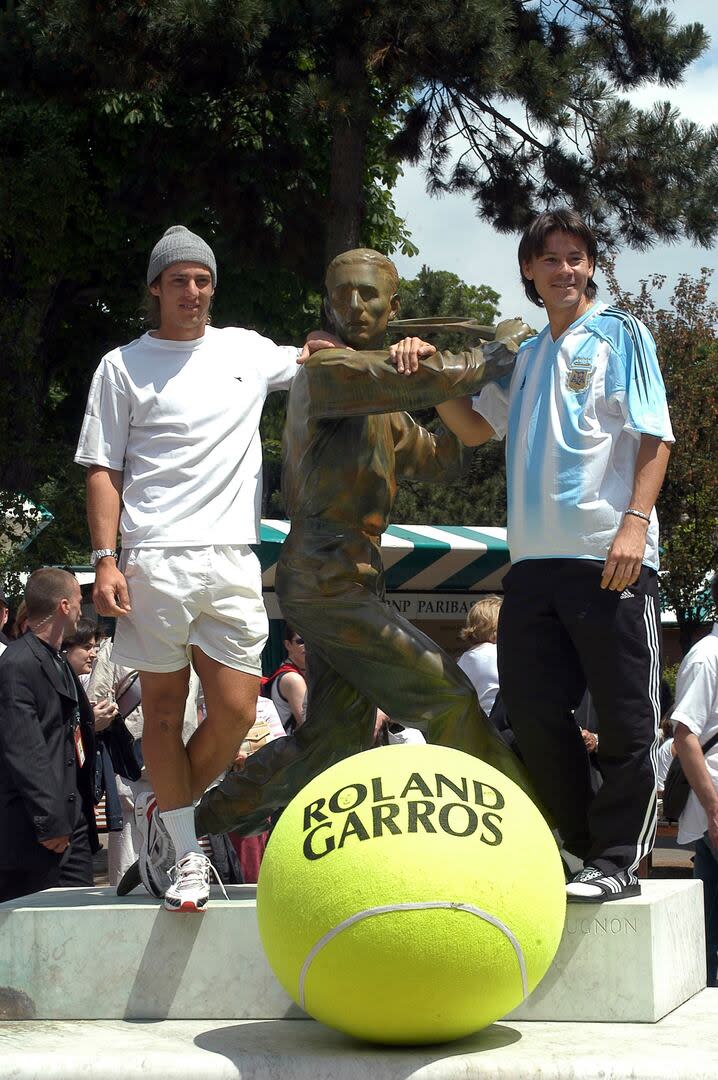 Antes de la final: Gaudio y Coria posando con la estatua de Jacques Brugnon, uno de los legendarios 'Mosqueteros' del tenis francés