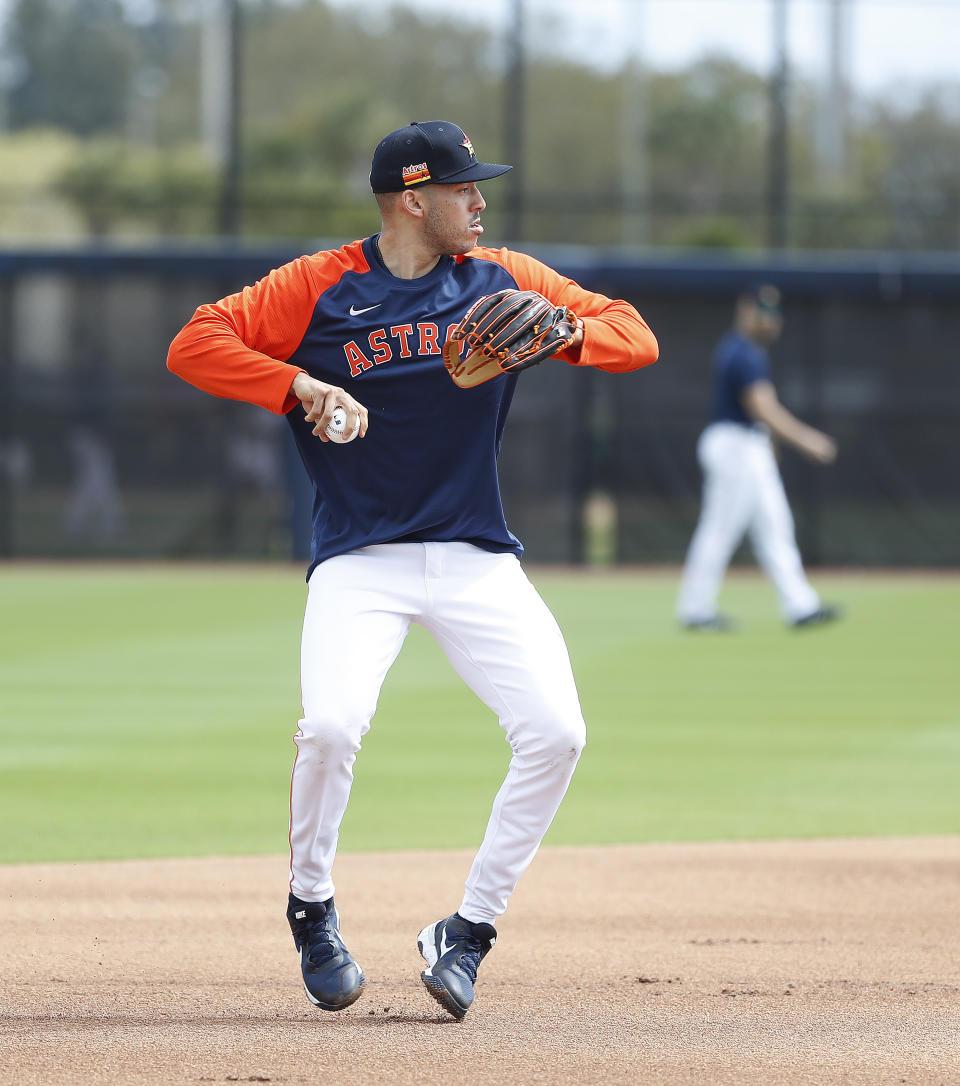 El campocorto de los Astros de Houston Carlos Correa lanza durante el primer entrenamiento del equipo completo en West Palm Beach, Florida el lunes 22 de febrero del 2021. (Karen Warren/Houston Chronicle via AP)