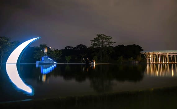 ▲縣民公園園區中其他的大型藝術燈飾作品「藍月」。