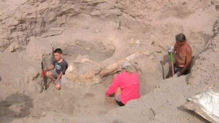 El niño y la familia ayudaron a los expertos a desenterrar el cráneo/Reuters