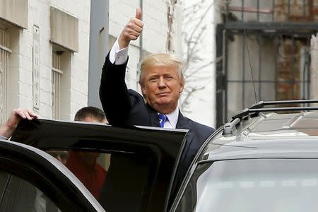 U.S. Republican presidential candidate Donald Trump waves to onlookers and reporters as he departs through a back door after meetings at Republican National Committee (RNC) headquarters in Washington March 31, 2016. REUTERS/Jonathan Ernst