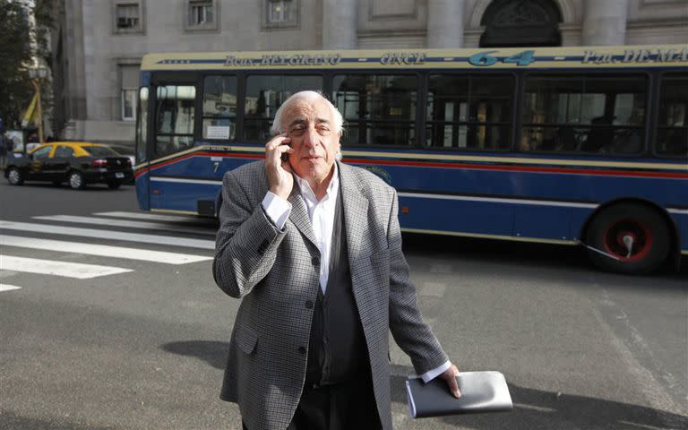 Roberto Fernández, el jefe de los colectiveros de la UTA, ayer, camino a la Casa Rosada