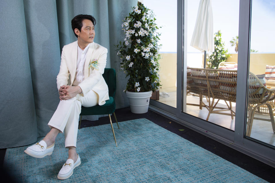 Lee Jung-jae posa con motivo del estreno de su película "Hunt" en el Festival de Cine de Cannes, el jueves 19 de mayo de 2022 en Cannes, Francia. (Foto por Joel Ryan/Invision/AP)