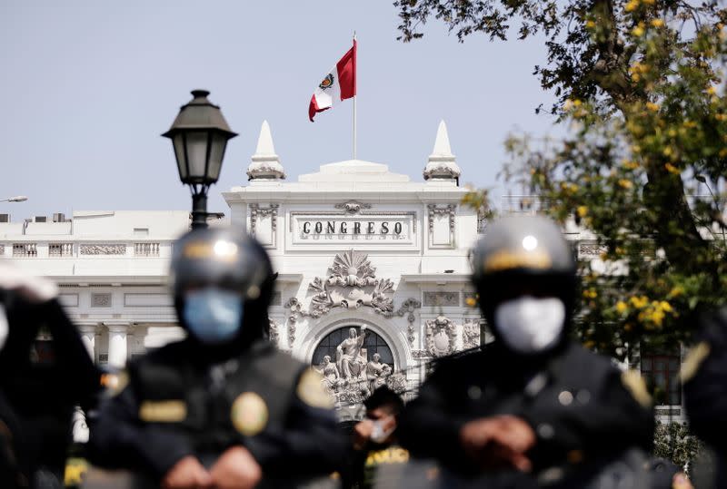 Foto de archivo. Policías hacen guardia fuera del edificio del Congreso después de que el presidente interino de Perú, Manuel Merino, anunció su renuncia, en Lima, Perú