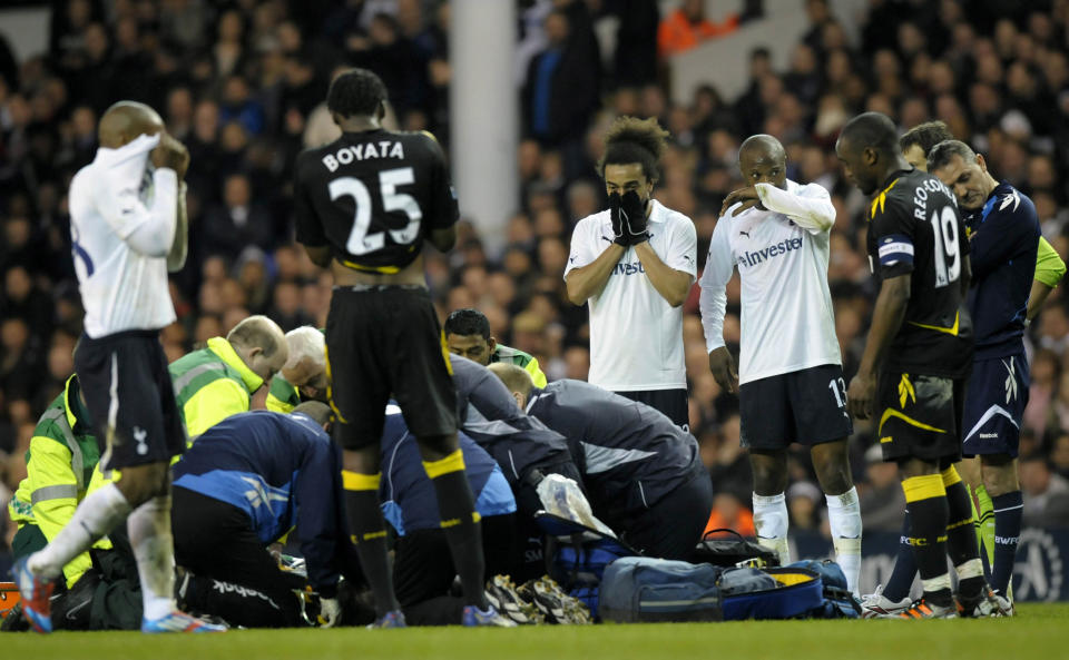 <b>Horreur à White Hart Lane</b> <p>Lors du match de FA Cup entre Tottenham et Bolton, le milieu de terrain de Bolton, Fabrice Muamba, s'est soudainement effondré sur la pelouse peu avant la mi-temps. Victime d’un malaise cardiaque, le jeune congolais de 23 ans est toujours entre la vie et la mort, 36 heures après l’accident.</p>