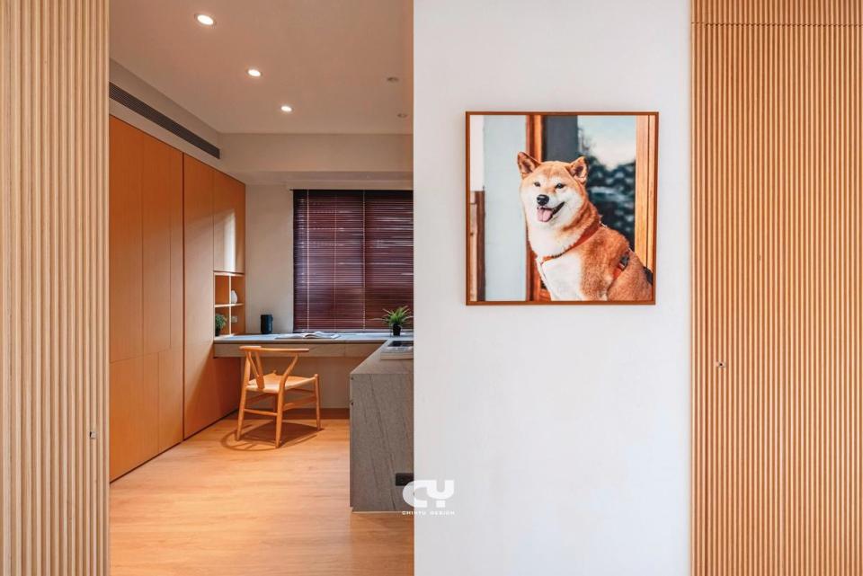 視網膜酷愛日式風格，砸300多萬元將新家打造成高級料亭風，牆面也掛上愛犬柚子沙龍照。（青域設計提供）
