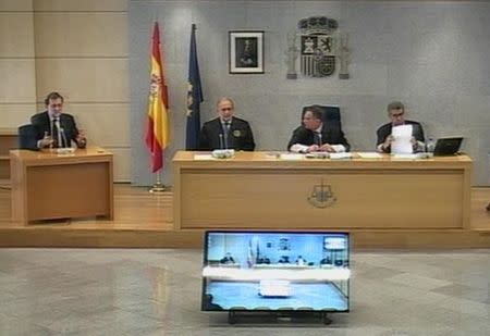 El presidente del Gobierno español, Mariano Rajoy, negó el miércoles tener conocimiento de que el Partido Popular se financiara de forma irregular a través de la trama de corrupción Gürtel, un caso que ha llevado a su histórica comparecencia ante la Justicia. En la imagen, Rajoy en una pantalla en la zona de prensa durante su declaración en una sala de la Audiencia Nacional en San Fernando de Henaress, a las afueras de Madrid, el 26 de julio de 2017. REUTERS/Chema Moya/Pool