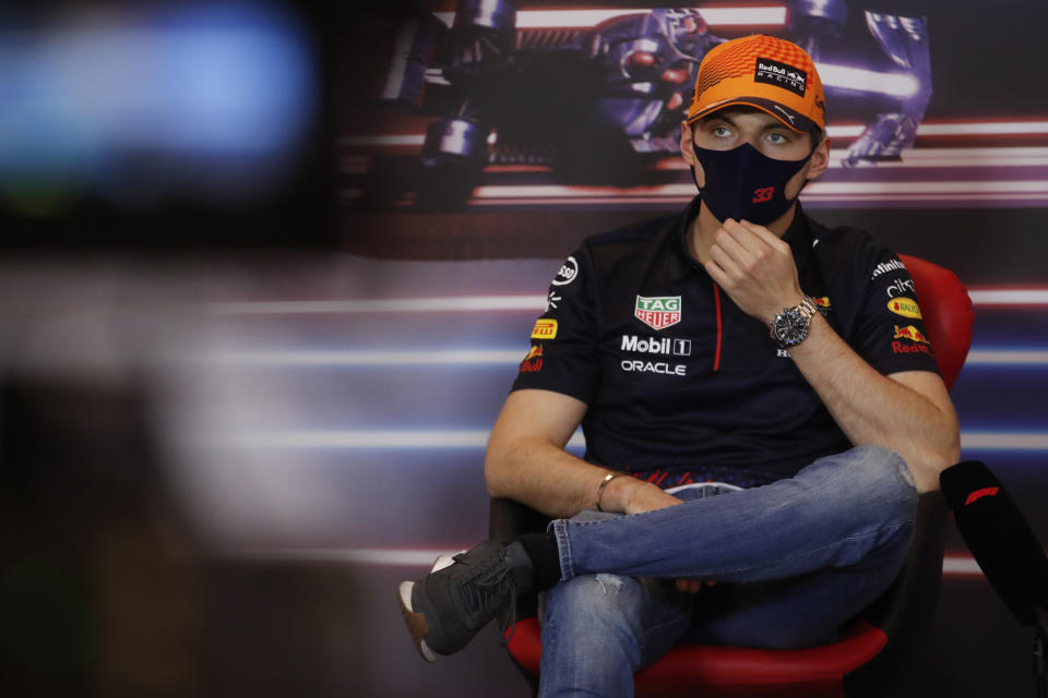 El holandés Max Verstappen, de Red Bull, escucha una pregunta durante una conferencia de prensa en Mónaco, el miércoles 19 de mayo de 2021 (Sebastien Nogier, Pool via AP)