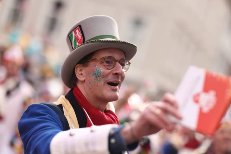 Hendrik Wuest, Minister President of North Rhine-Westphalia, takes part in the Rose Monday parade. The Rhineland Street Carnival reaches its climax with the Rose Monday parade. The motto of the 2024 Cologne Carnival season is "Wat e Theater - wat e Jeckespill". Rolf Vennenbernd/dpa