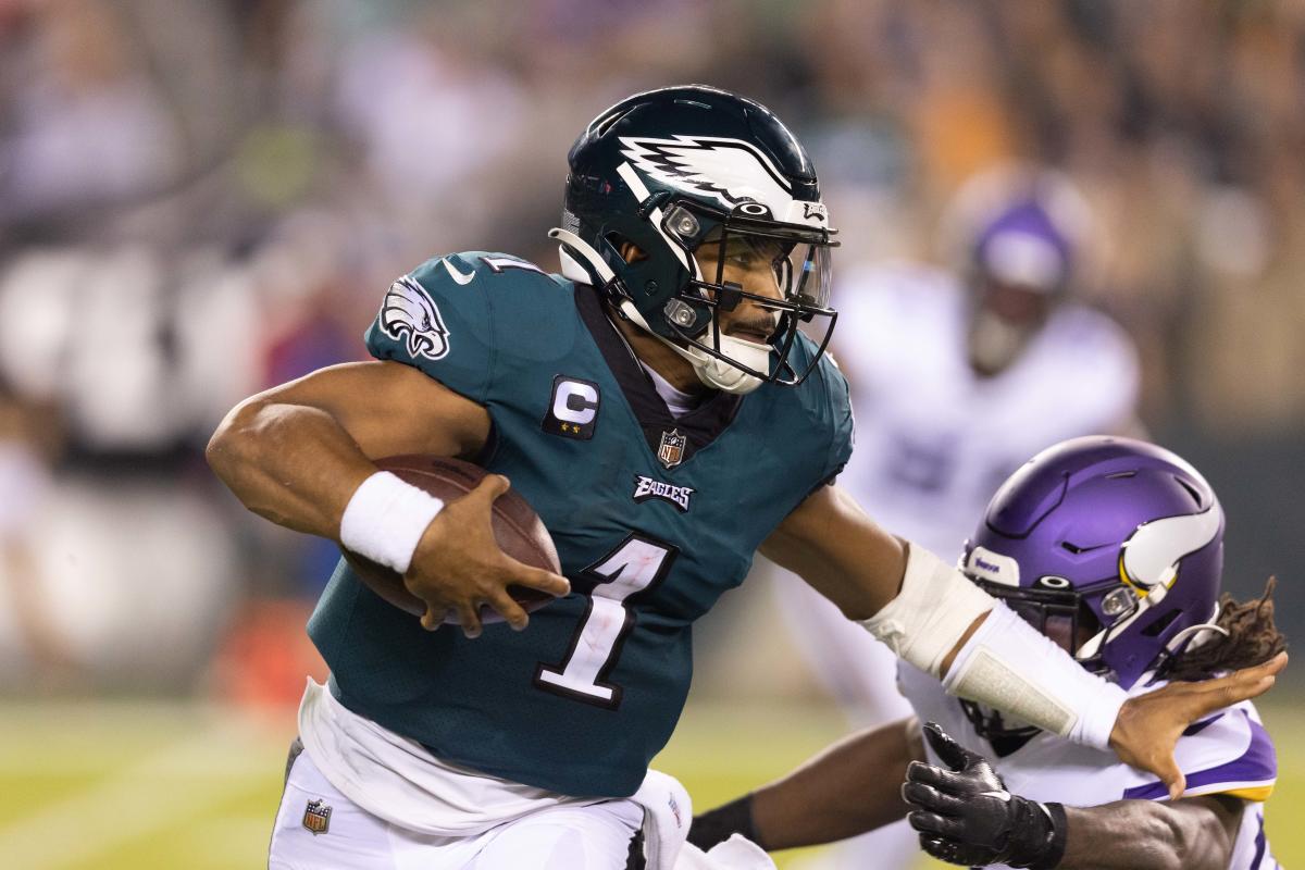 Undefeated Eagles Heavily Favored vs. Texans in Week 9 TNF Matchup