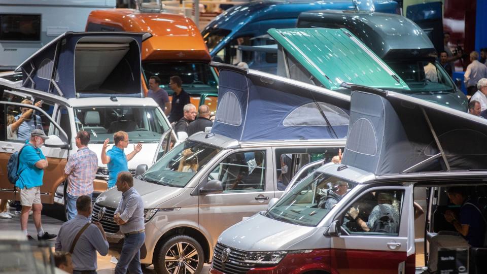 Besucher schauen sich den neuen Volkswagen California 6.1 auf dem Caravan Salon 2019 an.