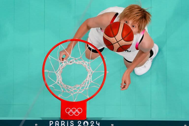 La japonesa Maki Takada mira el balón durante el partido de la ronda preliminar femenina frente a Alemania por el grupo C del básquetbol femenino