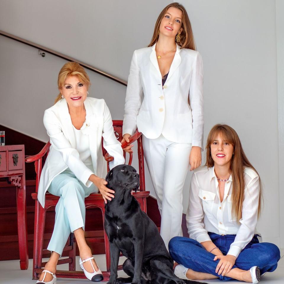 La baronesa Thyssen con sus mellizas Carmen y Sabina