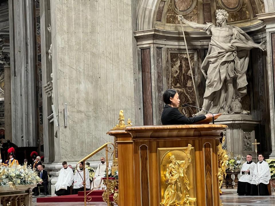 Emily在教廷子夜彌撒擔任讀經員，被稱是「台灣之光」。（翻攝Taiwan in Holy See 駐教廷大使館 臉書）