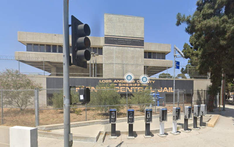 美國洛杉磯男子中央監獄一名女副警長傳出性醜聞，在執勤時竟在停車場與男子偷歡。（翻攝Google Maps）