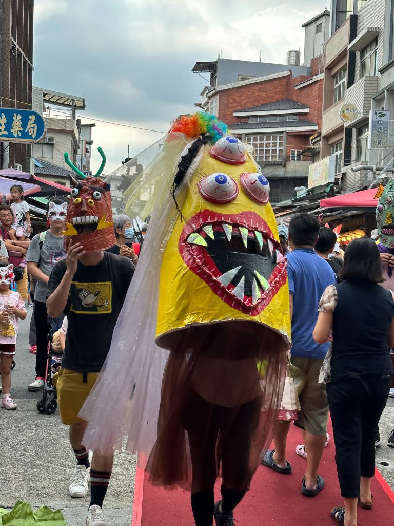 北埔中元藝民祭鬼怪踩街活動，吸引愛作怪民眾參加。（記者彭新茹攝）