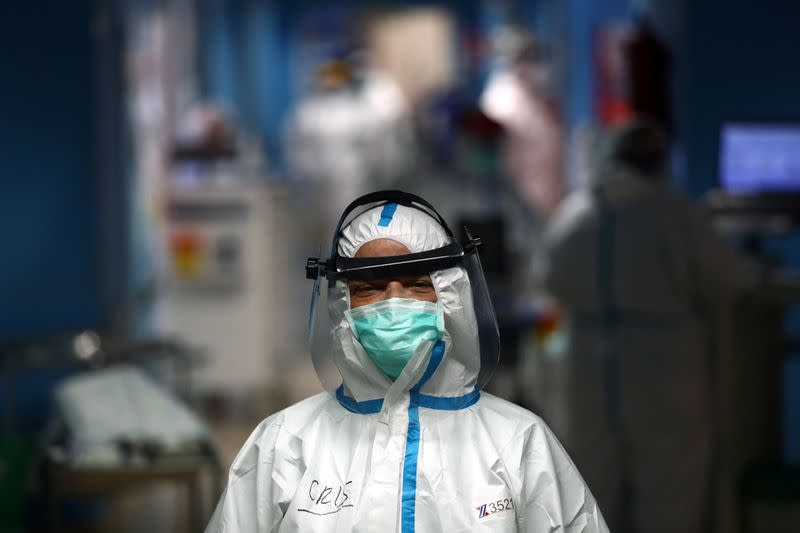 La enfermera Cristina Cadenas, de 53 años, con un equipo de protección personal (PPE) completo, posa durante su turno en el hospital Príncipe de Asturias, en medio del brote de la enfermedad coronavirus (COVID-19), en Alcalá de Henares, España