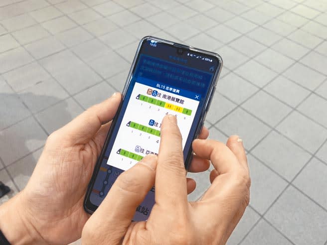 開學在即，台北捷運公司優化「捷運人流資訊管理專家系統」，讓通勤民眾用綠、黃、橘、紅4燈號，即時判斷車廂擁擠度，前往旅客較少人的車廂候車。（黃婉婷攝）